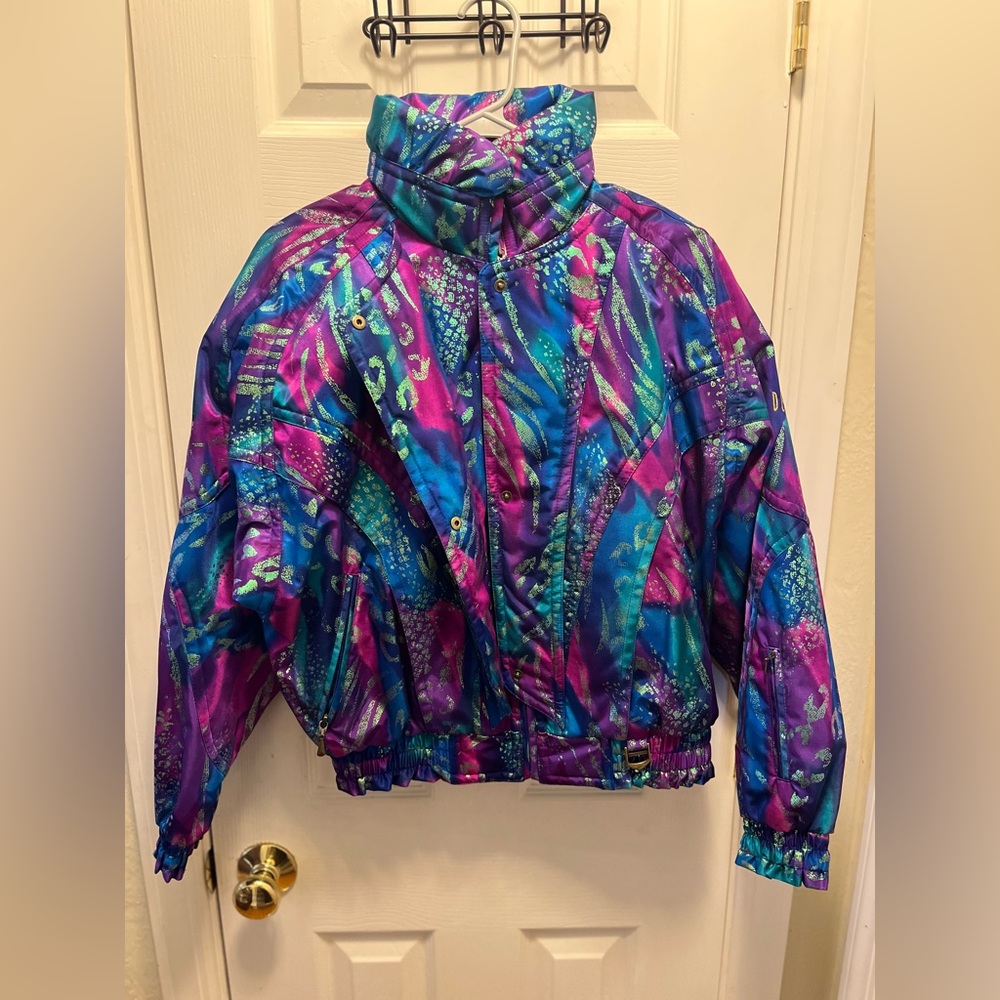 Vintage 80s/90s women’s descente ski jacket.
